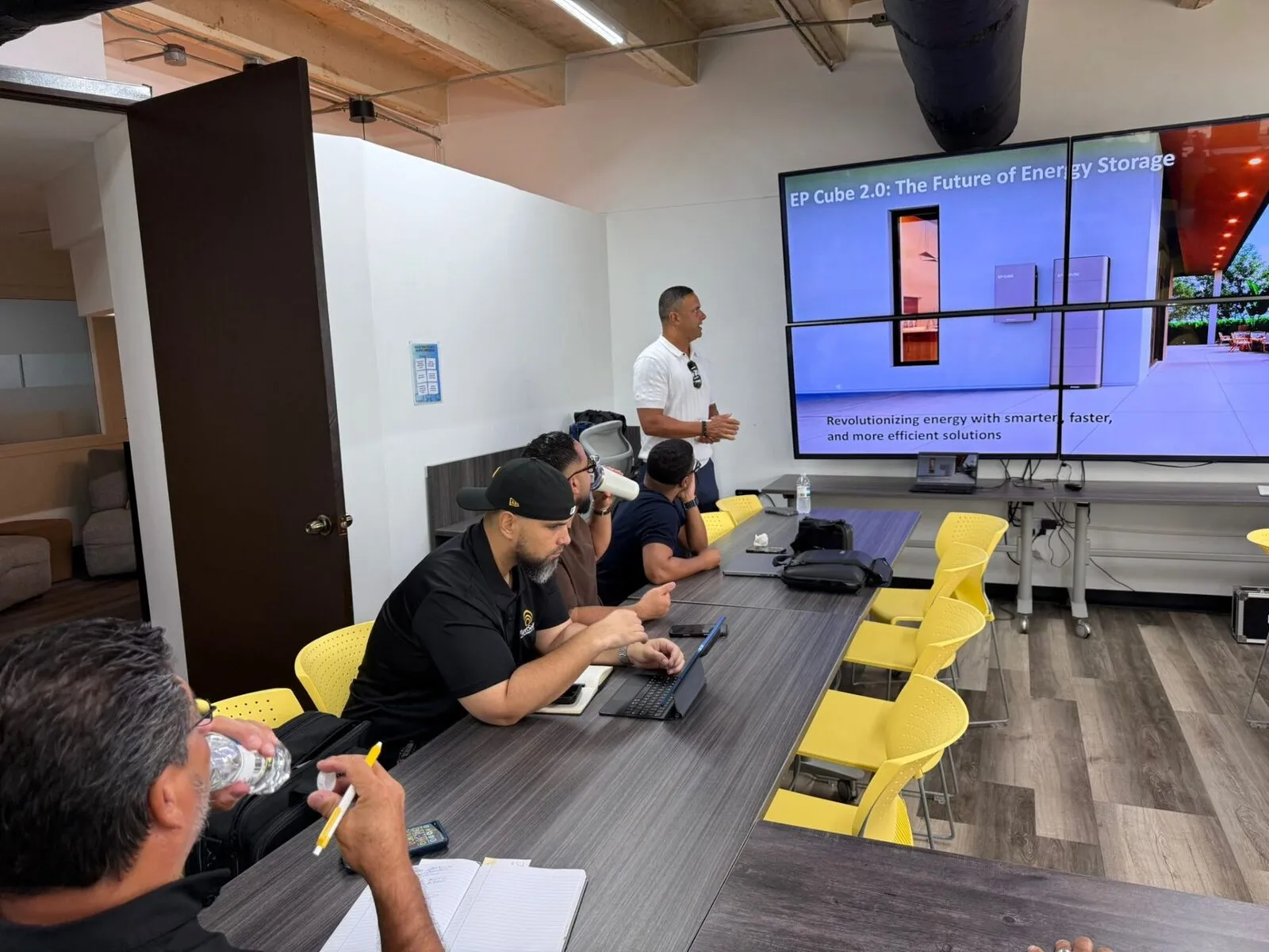 Equipo de ERD Management en capacitación técnica oficial con Canadian Solar